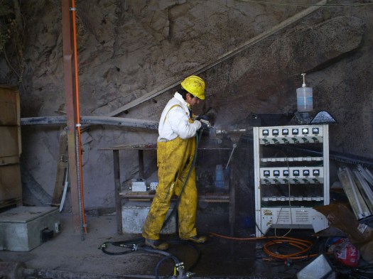 fotografías de la operación de afilado de bit, Don Rene Diaz es el encargado de la operación