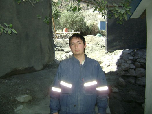 Juego futbol y me distraigo con mi familia, en mi tiempo libre salimos a pasear.