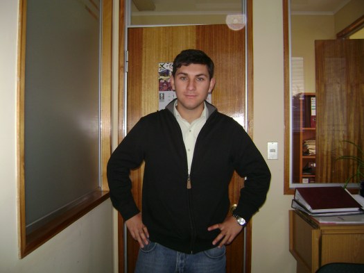 Me considero un tipo sano y trato de ser consecuente en todas mis acciones, mi pasatiempo favorito es ver el campeonato nacional y partidos internacionales, también me gusta ir al estadio. 