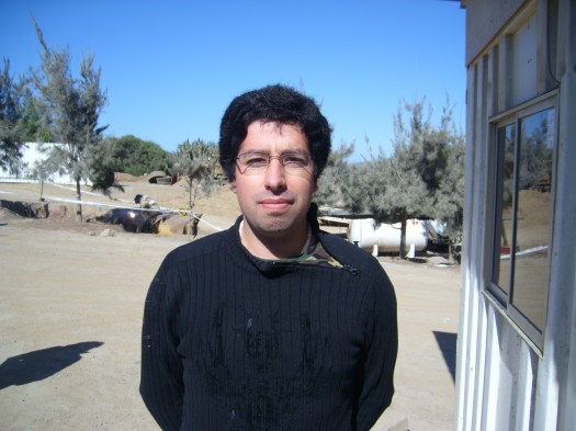 Soy tranquilo y paciente, estoy acostumbrado a trabajar bajo presión. Me gusta jugar futbol y tenis además de tocar batería.