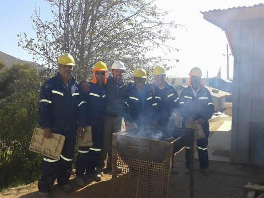 Los encargados de preparar el asado 