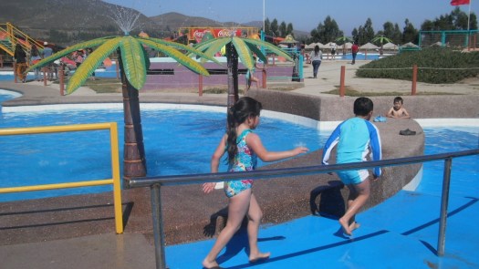 ALEXANDRA Y PABLO JUGANDO