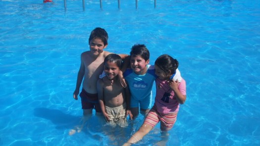 JUGANDO EN LA PISCINA- ALUMNOS COLEGIO VIÑITA